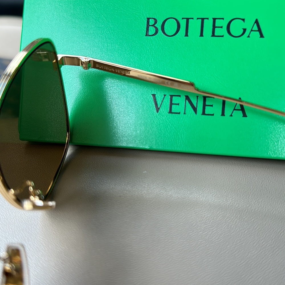 BOTTEGA VÉNETA Gold aviator style sunglasses - Picture 4 of 9